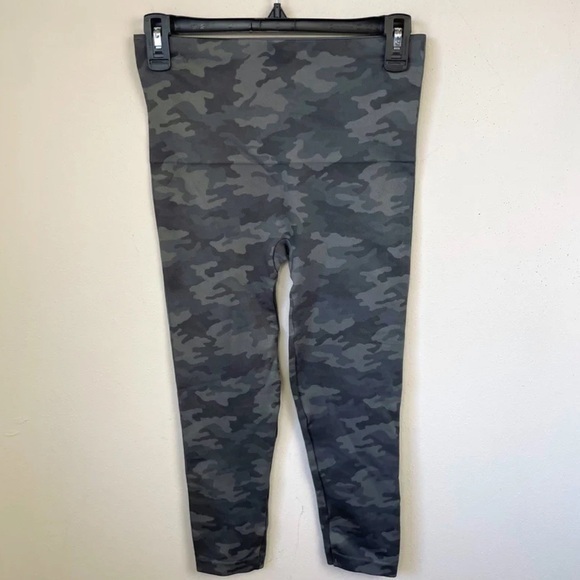 Spanx Look At Me Now Seamless Green Camo Cropped Leggings - Picture 5 of 7